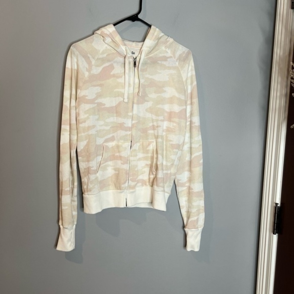 So | zip up camo hoodie